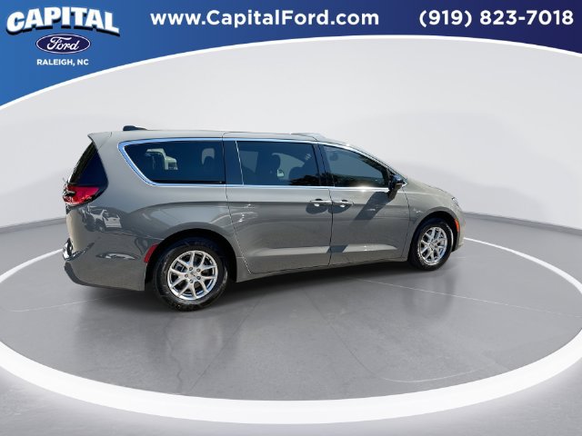 Used 2025 Chrysler Pacifica Select FWD image 9
