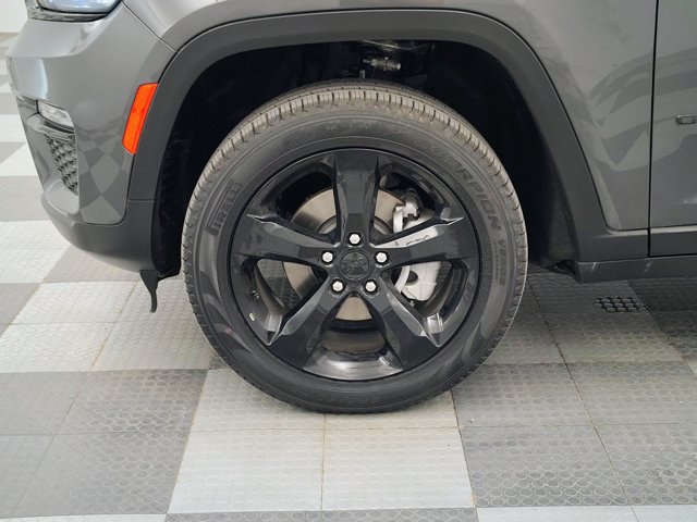Used 2024 Jeep Grand Cherokee Limited w/ Black Appearance Package AWD/4WD image 15