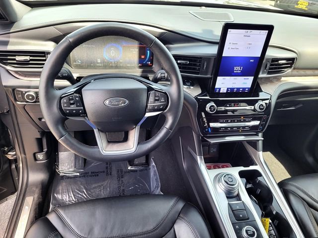 Certified 2024 Ford Explorer Platinum w/ Technology Package AWD/4WD image 9