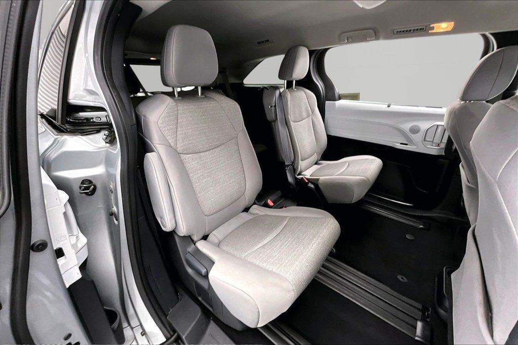 Used 2025 Toyota Sienna LE FWD image 27