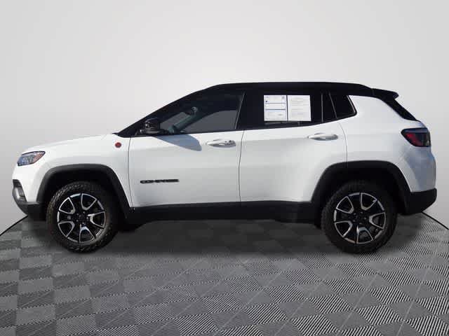 Used 2025 Jeep Compass Trailhawk AWD/4WD image 2