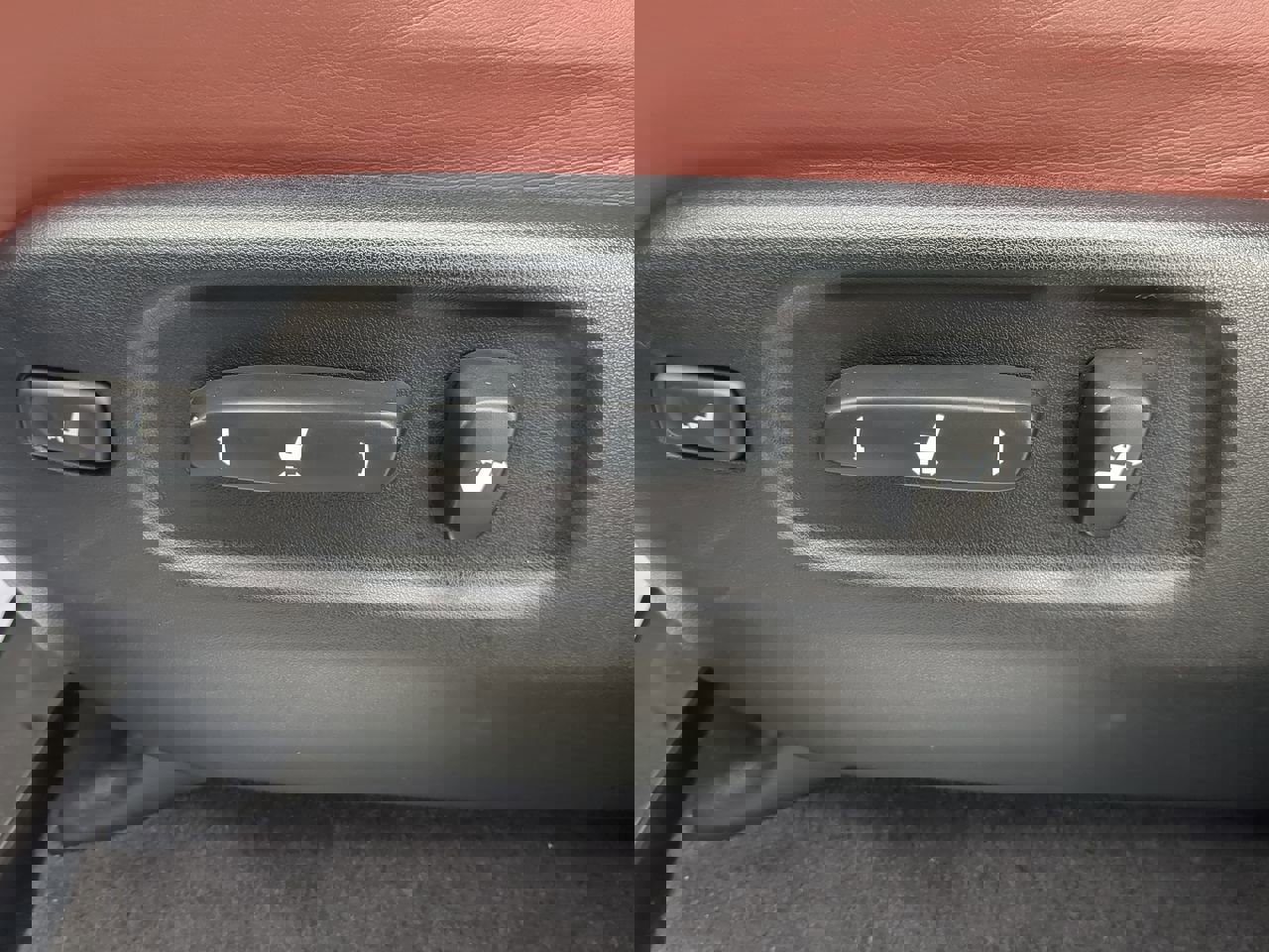 Used 2020 Lexus LX 570 4WD w/ 3rd Row & Luxury Pkg image 30