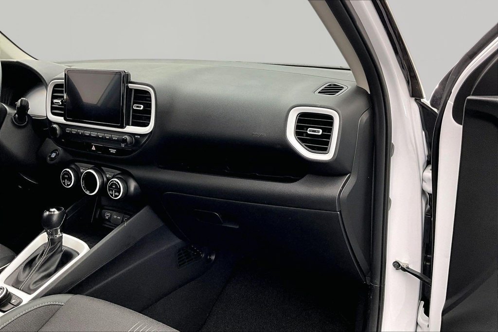 Used 2024 Hyundai Venue Limited FWD image 17