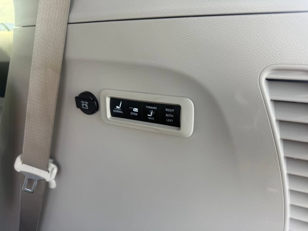 Used 2018 Chrysler Pacifica Limited w/ Advanced Safetytec Group FWD image 56