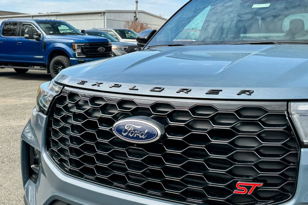 Certified 2025 Ford Explorer ST AWD/4WD image 9