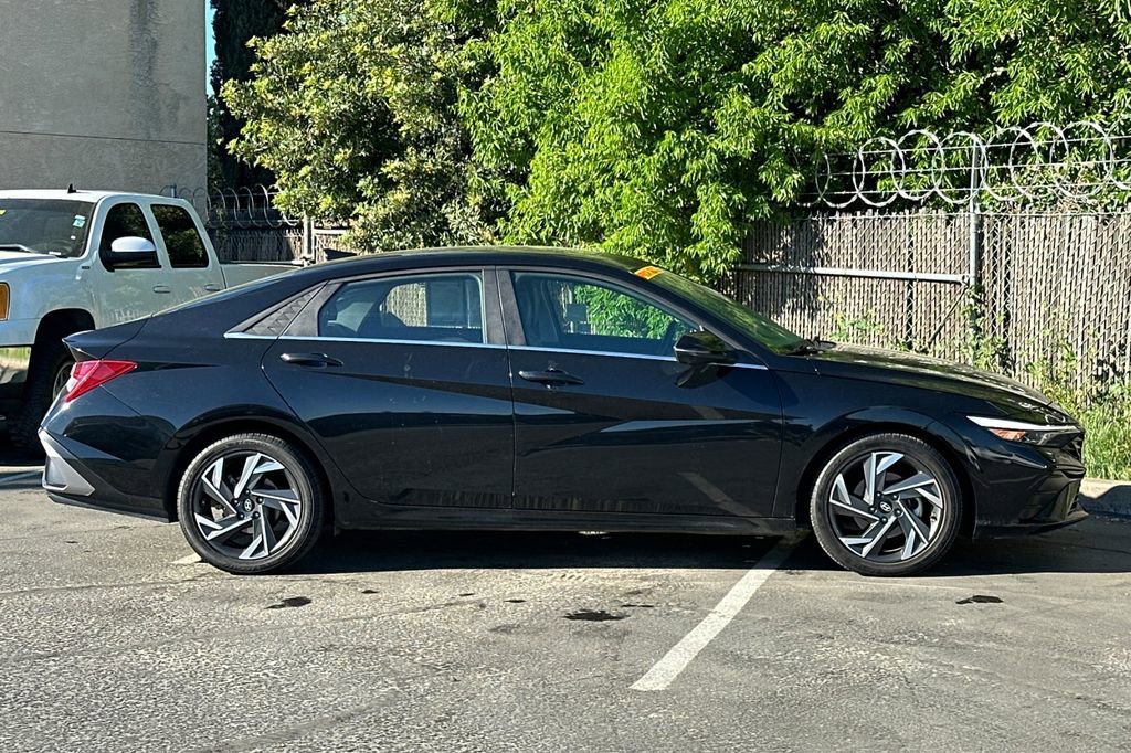 Used 2024 Hyundai Elantra Limited image 7