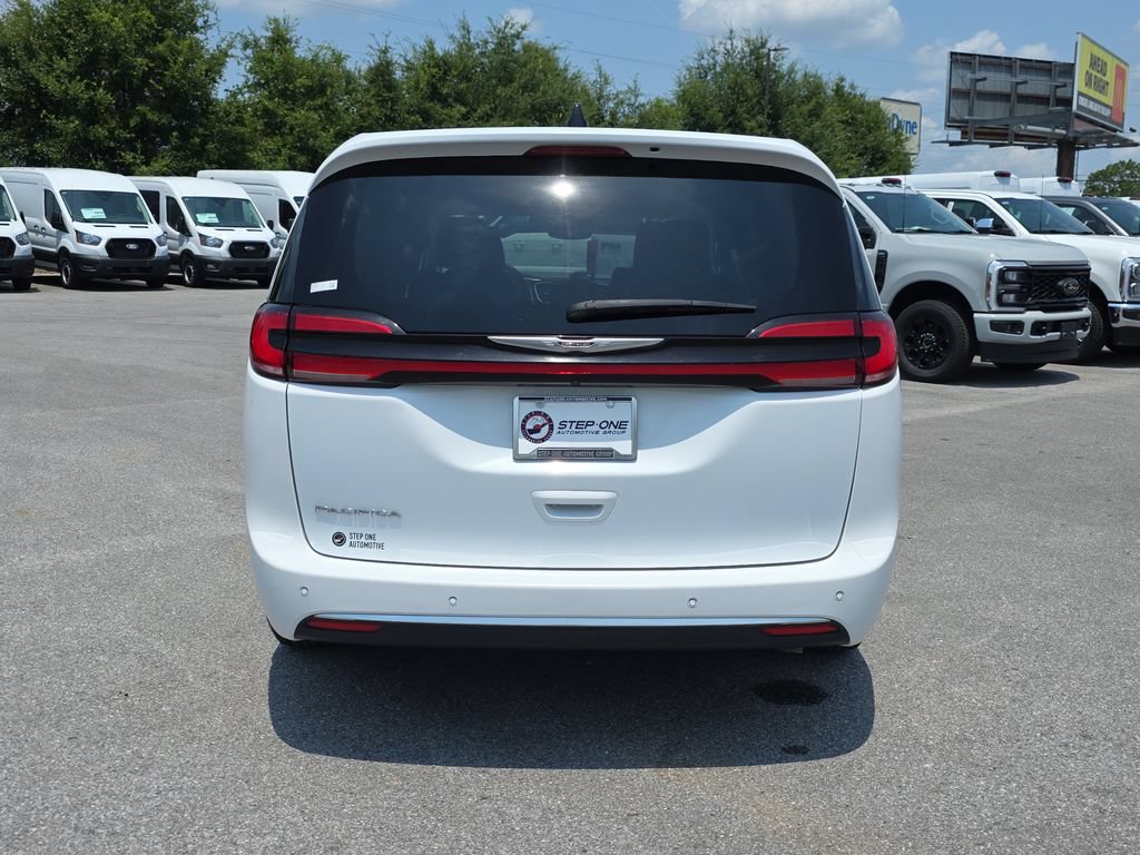 Used 2023 Chrysler Pacifica Touring-L FWD image 6
