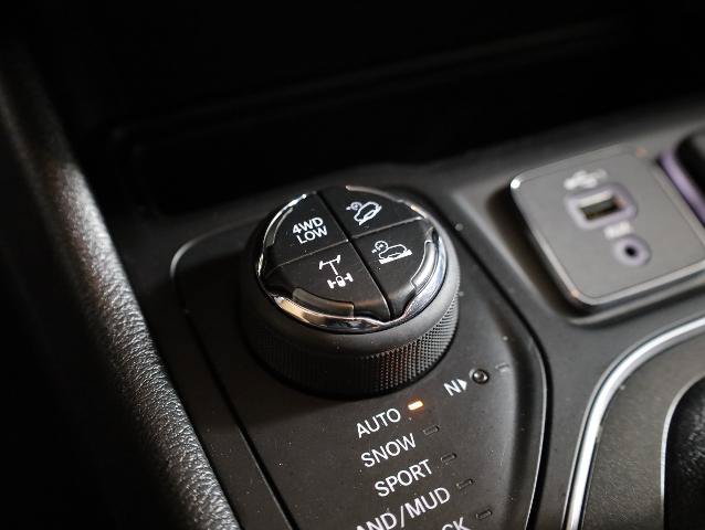 Used 2021 Jeep Cherokee Trailhawk AWD/4WD image 24