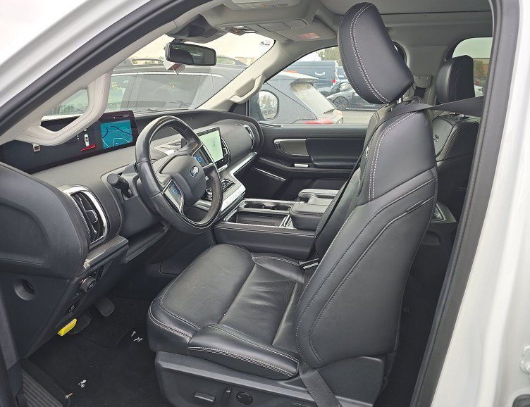Certified 2025 Ford Expedition Max Platinum AWD/4WD image 4