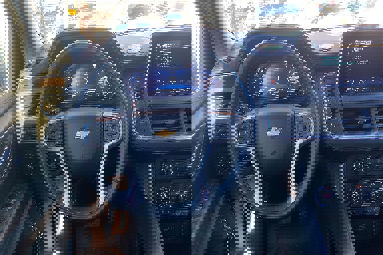 Used 2023 Chevrolet Suburban LT w/ Luxury Package image 5