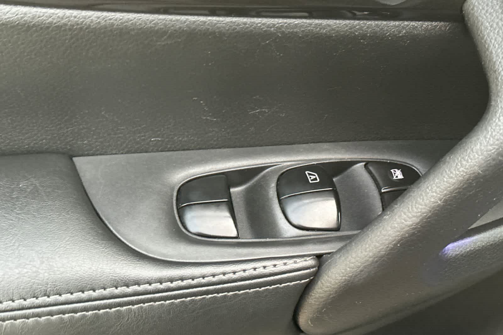 Used 2018 Nissan Rogue SV image 13