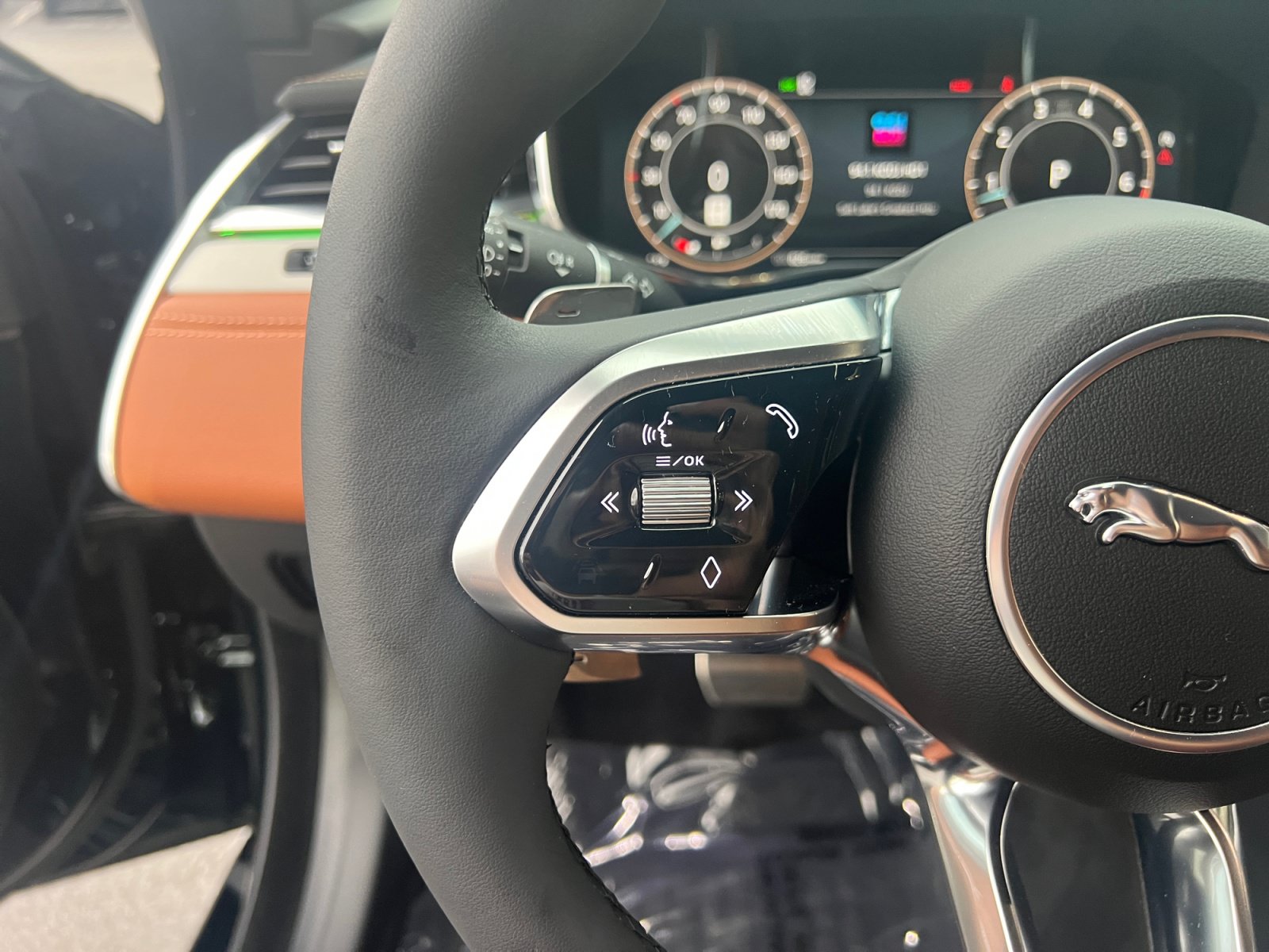 Used 2024 Jaguar XF R-Dynamic SE AWD/4WD image 13