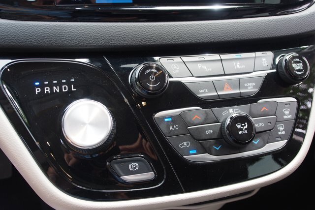 Used 2024 Chrysler Pacifica Touring-L FWD image 29