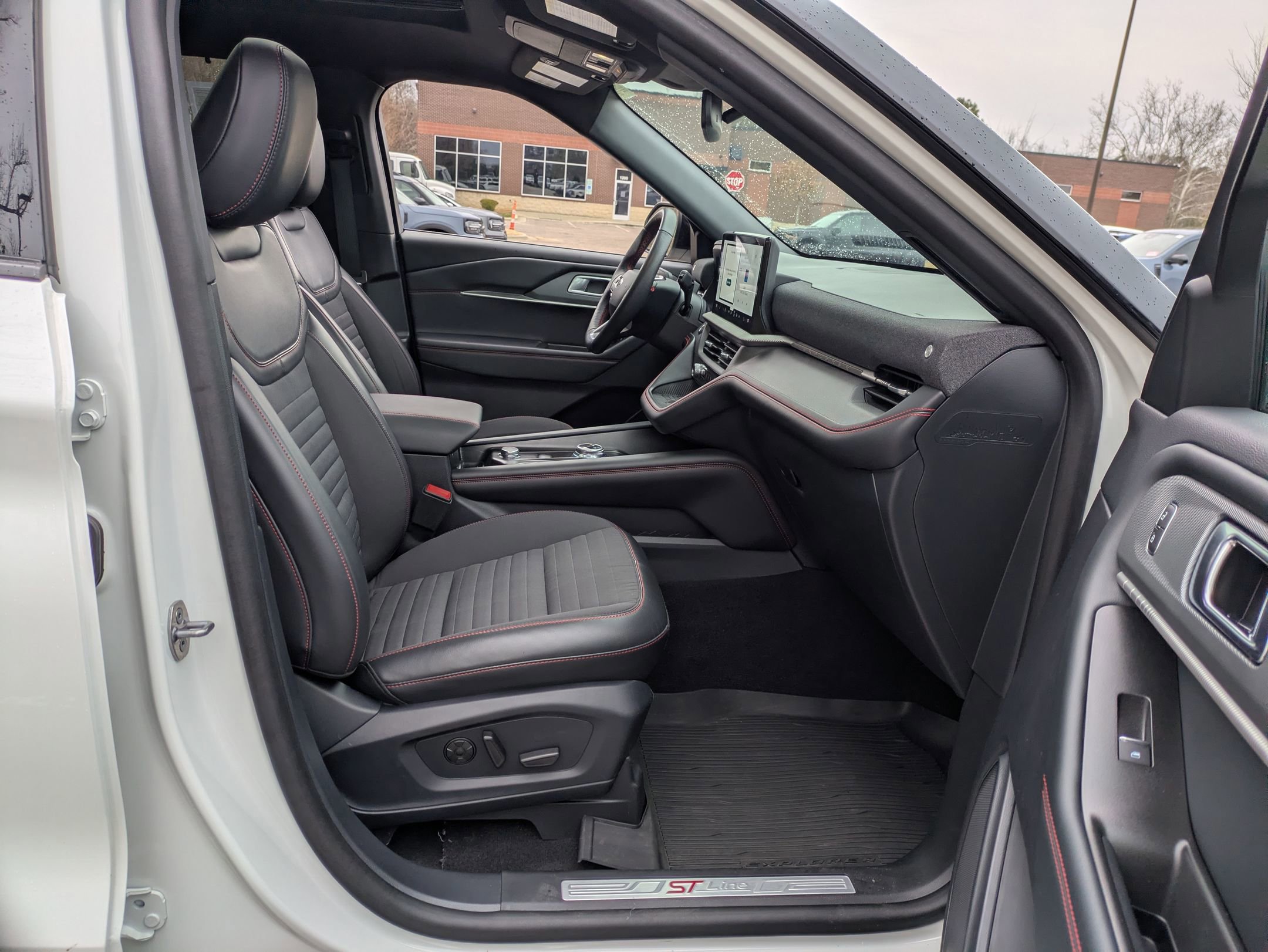 Certified 2025 Ford Explorer ST-Line w/ Premium Package image 40