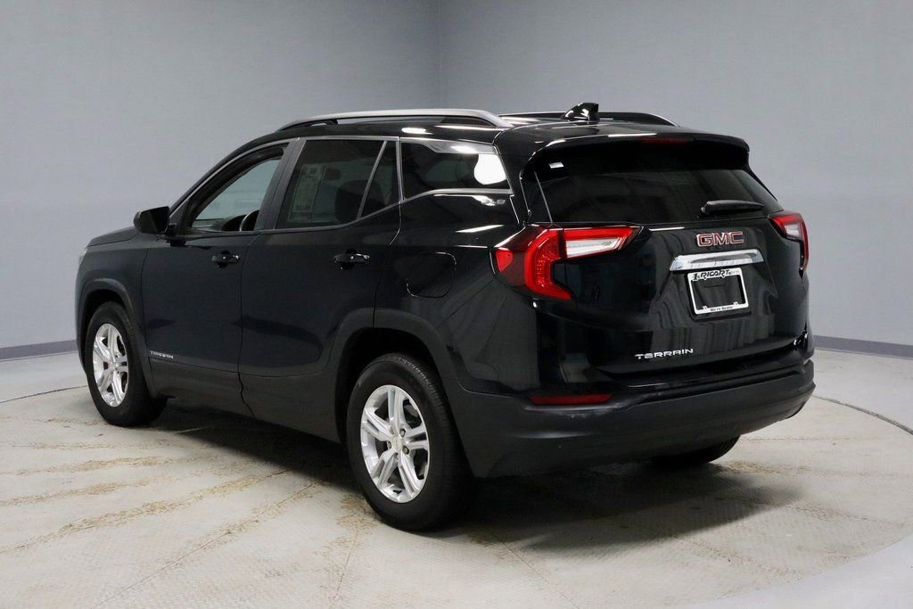 Used 2022 GMC Terrain SLE w/ Driver Convenience Package image 3