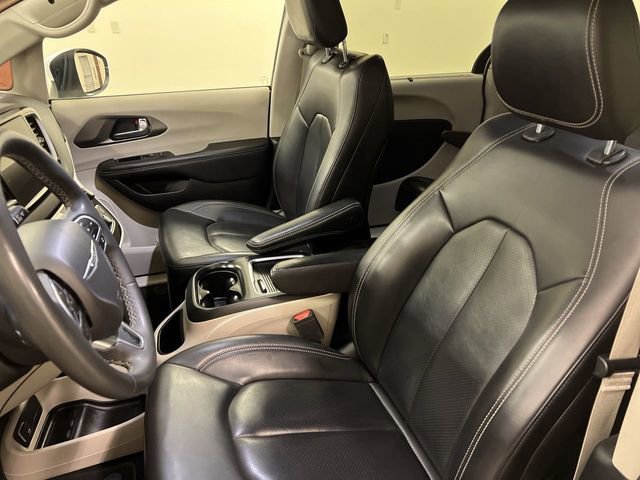 Used 2023 Chrysler Pacifica Touring-L image 8
