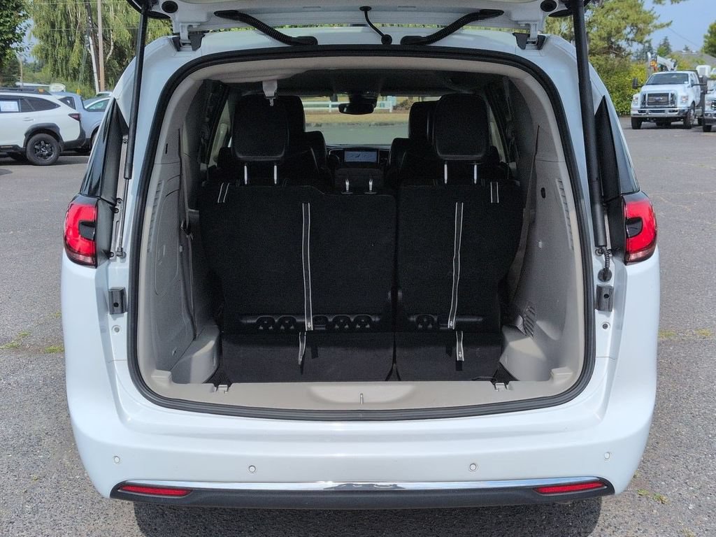 Used 2023 Chrysler Pacifica Touring-L FWD image 25