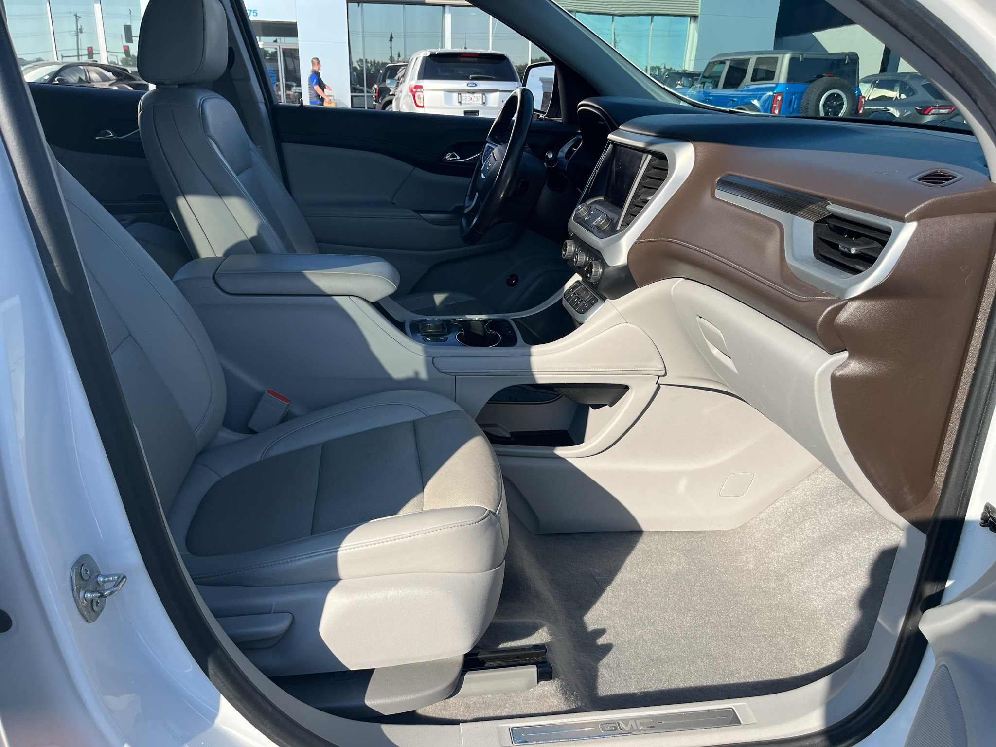 Used 2021 GMC Acadia SLT w/ LPO, Bright Accent Package FWD image 31