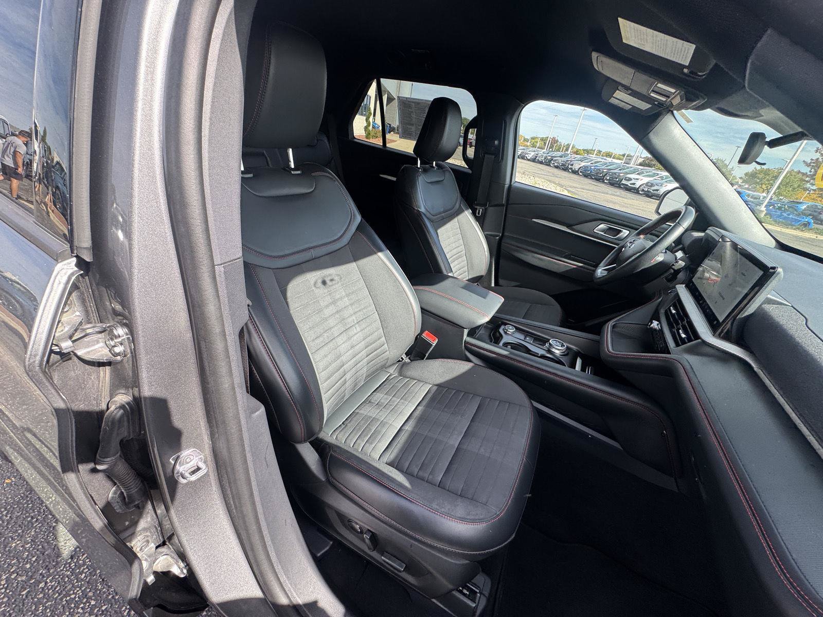 Certified 2025 Ford Explorer ST-Line w/ ST-Line Street Pack AWD/4WD image 18