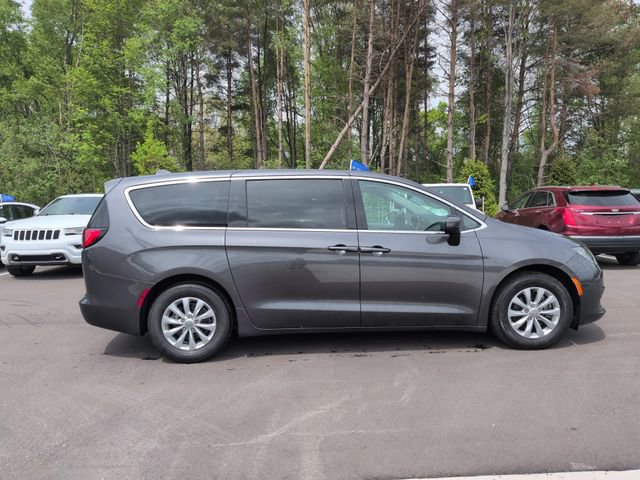 Used 2017 Chrysler Pacifica Touring w/ Tire & Wheel Group FWD image 4