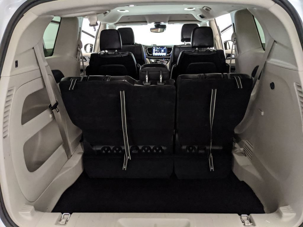 Used 2024 Chrysler Pacifica Touring-L FWD image 19