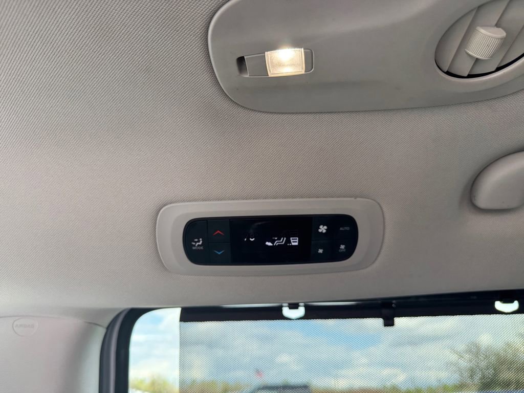 Used 2024 Chrysler Pacifica Touring-L image 27