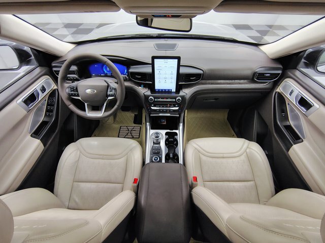 Certified 2020 Ford Explorer Platinum w/ Premium Technology Package AWD/4WD image 2