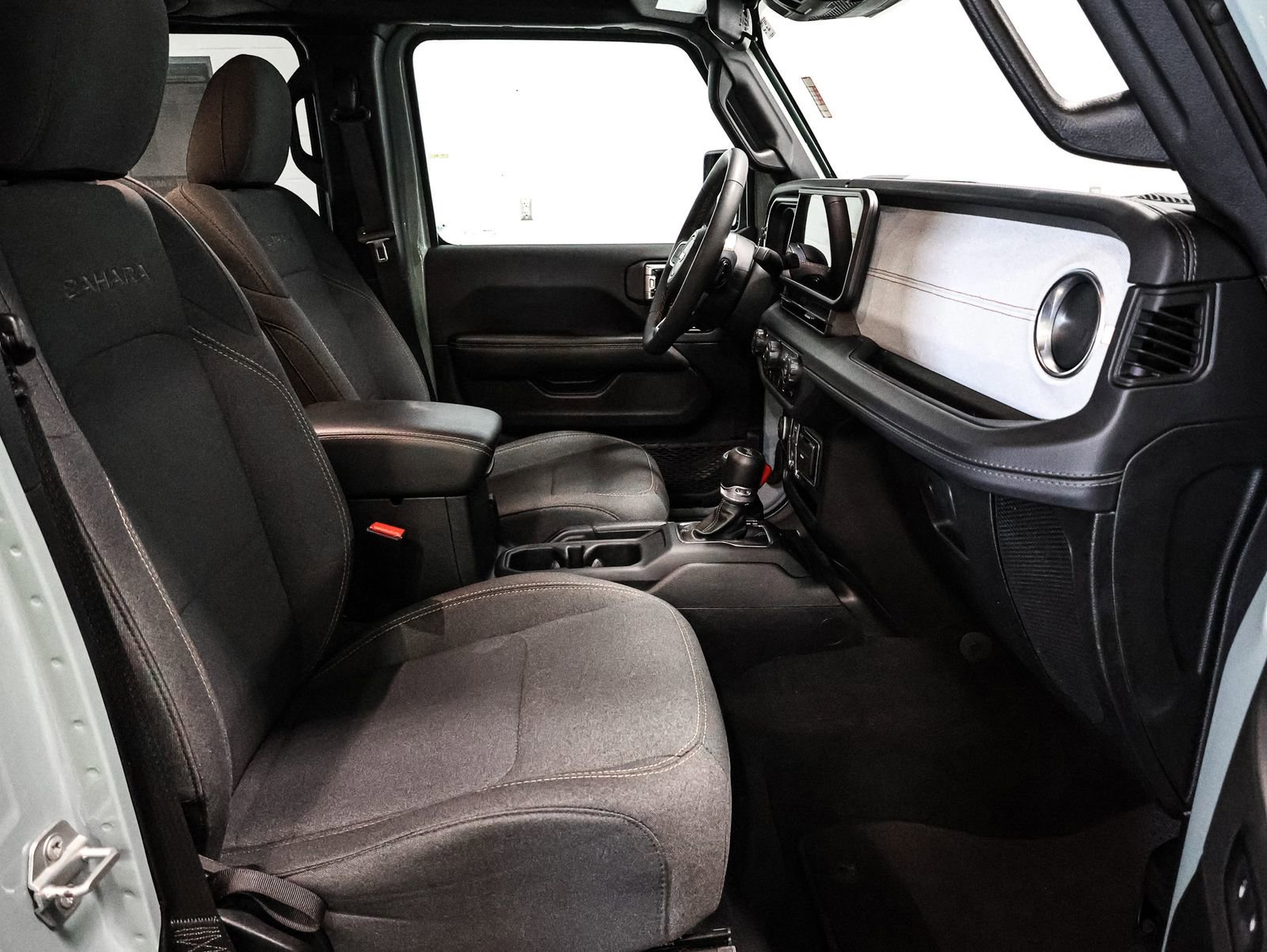 Used 2024 Jeep Wrangler Sahara image 22