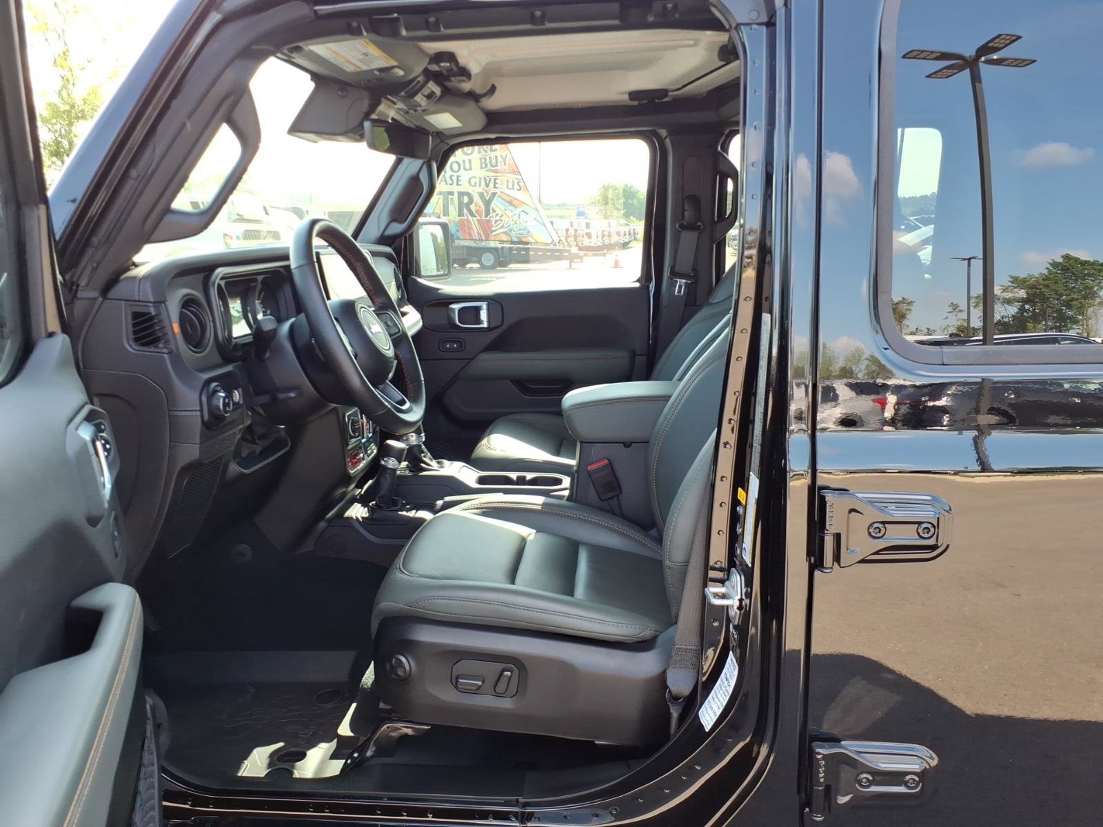 Used 2024 Jeep Gladiator Mojave w/ Technology Group AWD/4WD image 12