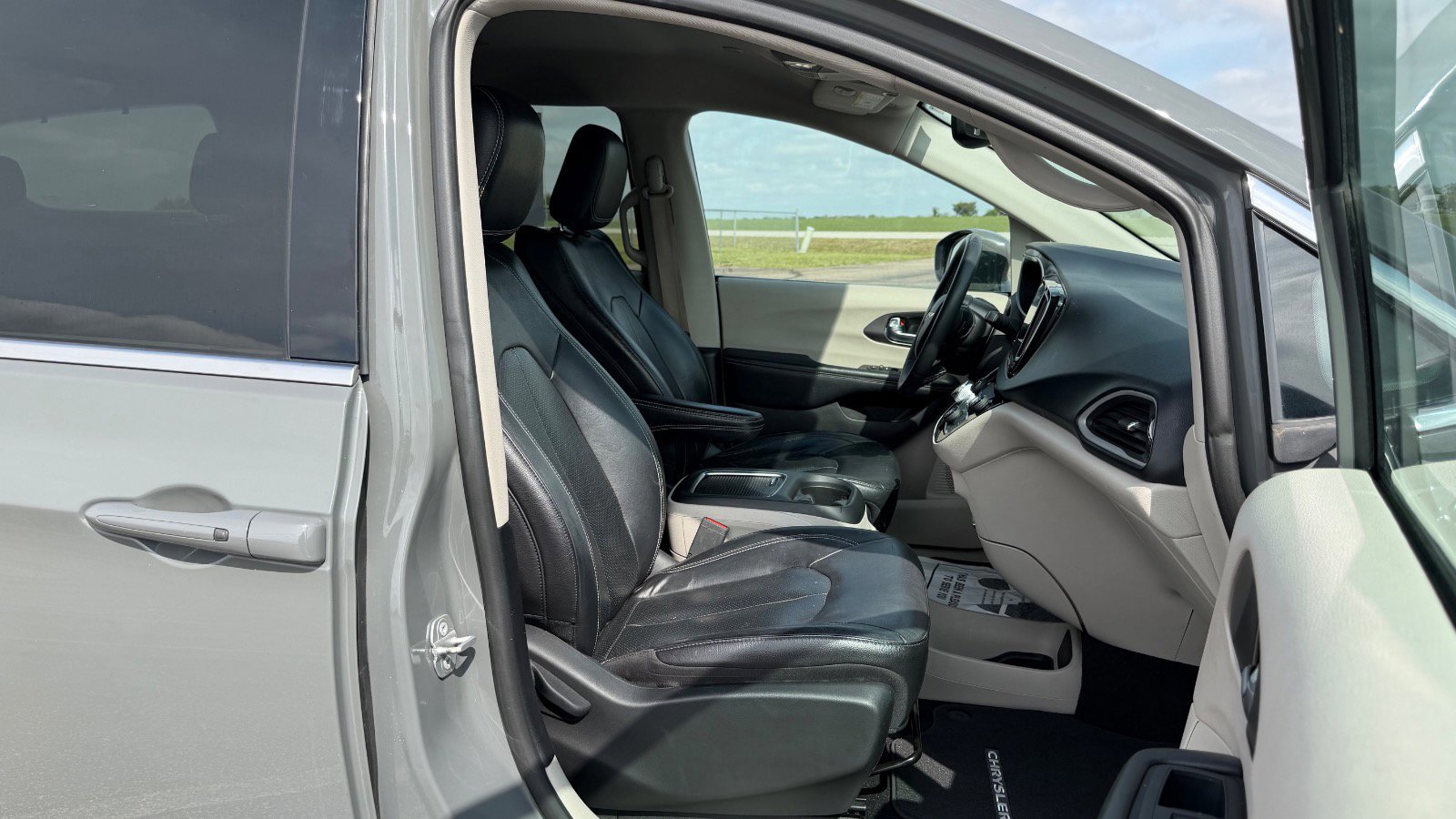 Used 2022 Chrysler Pacifica Touring-L FWD image 18