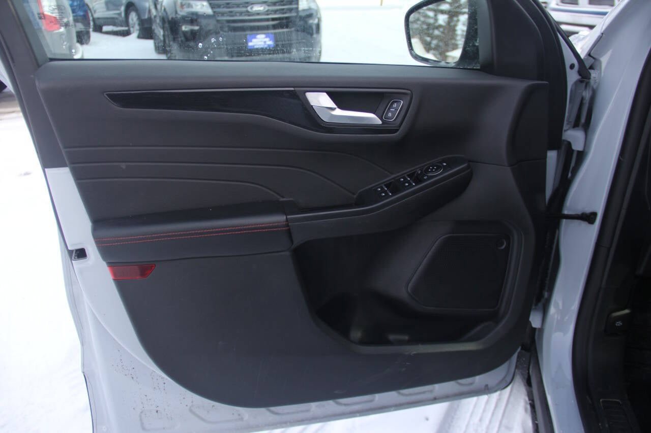 Certified 2025 Ford Escape ST-Line Select AWD/4WD image 25