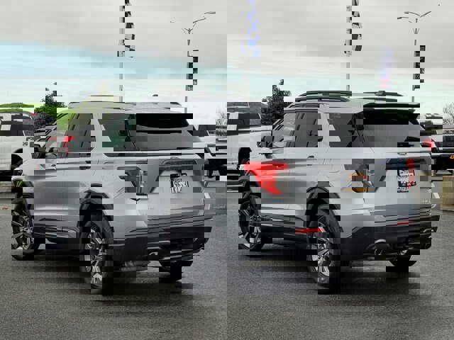 Certified 2022 Ford Explorer XLT w/ Equipment Group 202A image 3