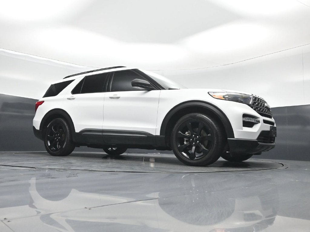 Certified 2021 Ford Explorer XLT w/ Equipment Group 202A RWD image 3