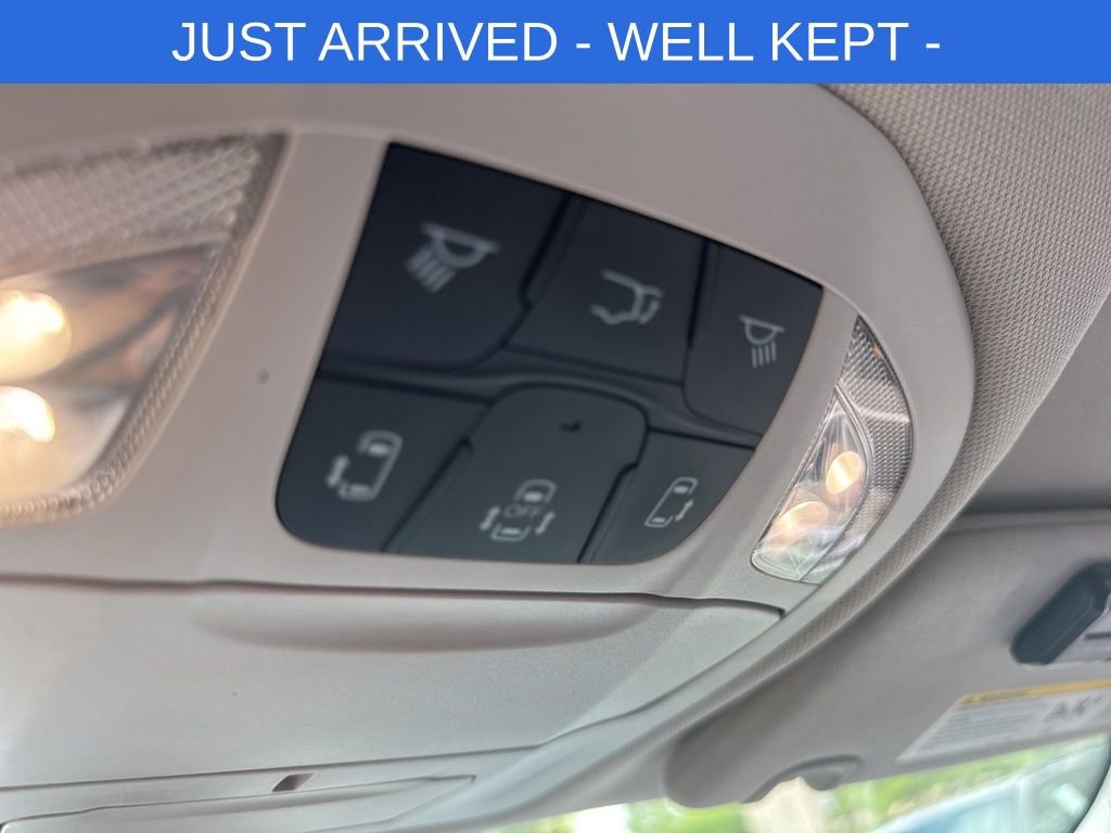 Used 2017 Chrysler Pacifica Touring-L w/ Tire & Wheel Group FWD image 12