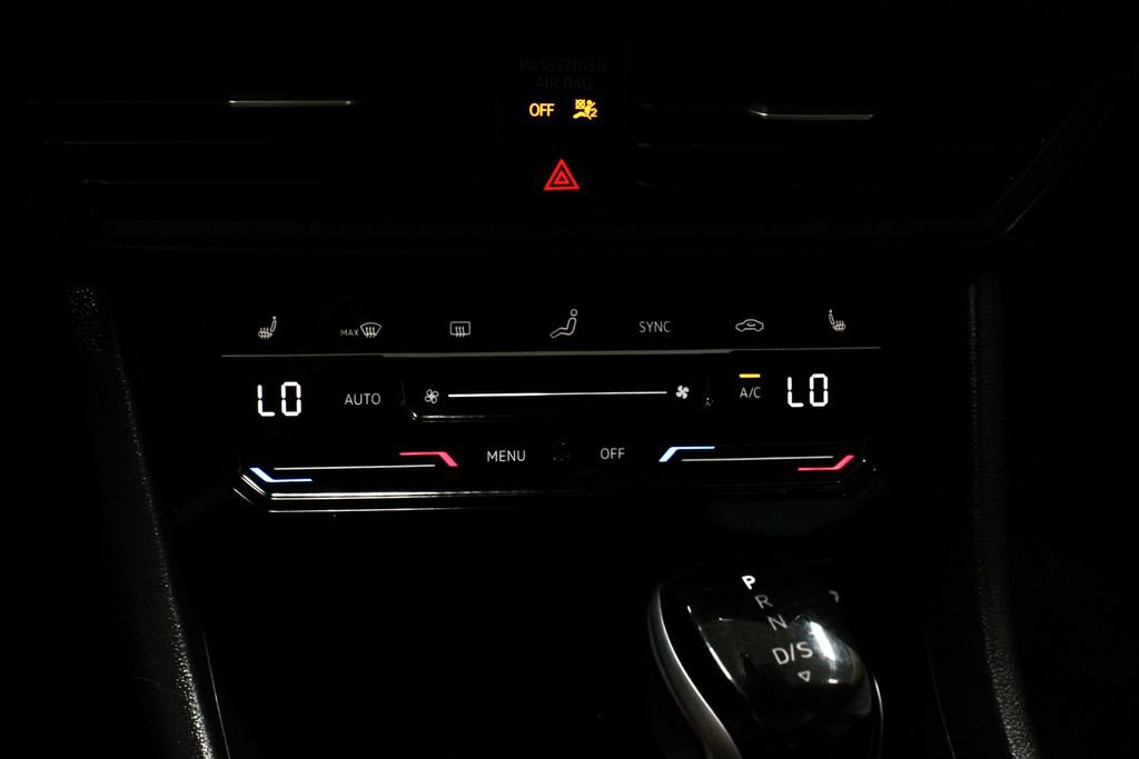 Used 2025 Volkswagen Jetta SE FWD image 29