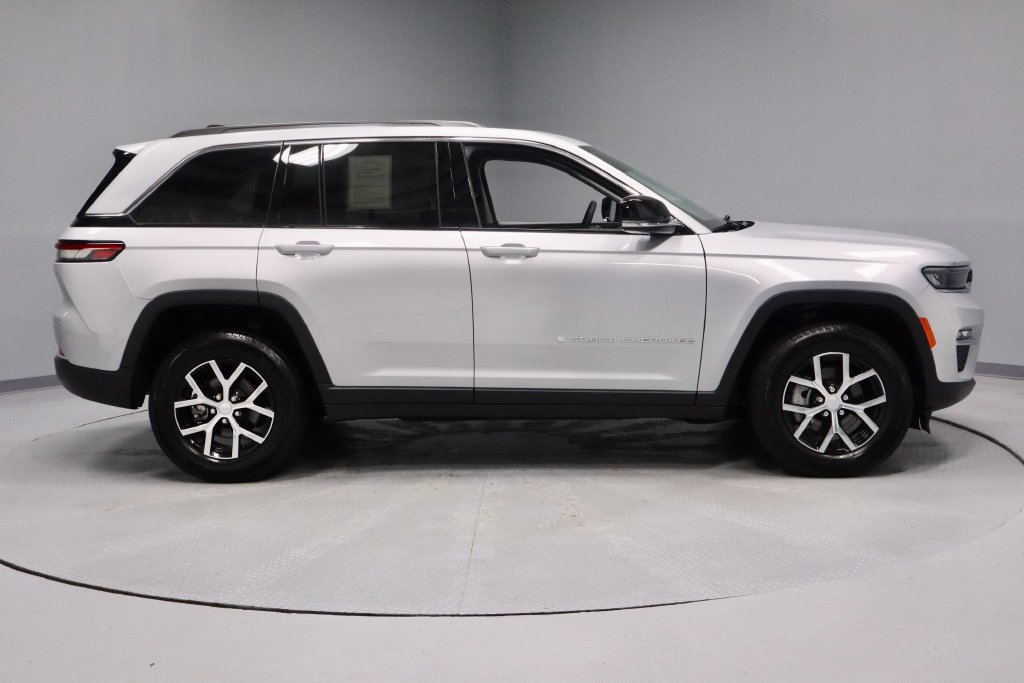 Used 2024 Jeep Grand Cherokee Limited w/ Trailer Tow Package AWD/4WD image 12