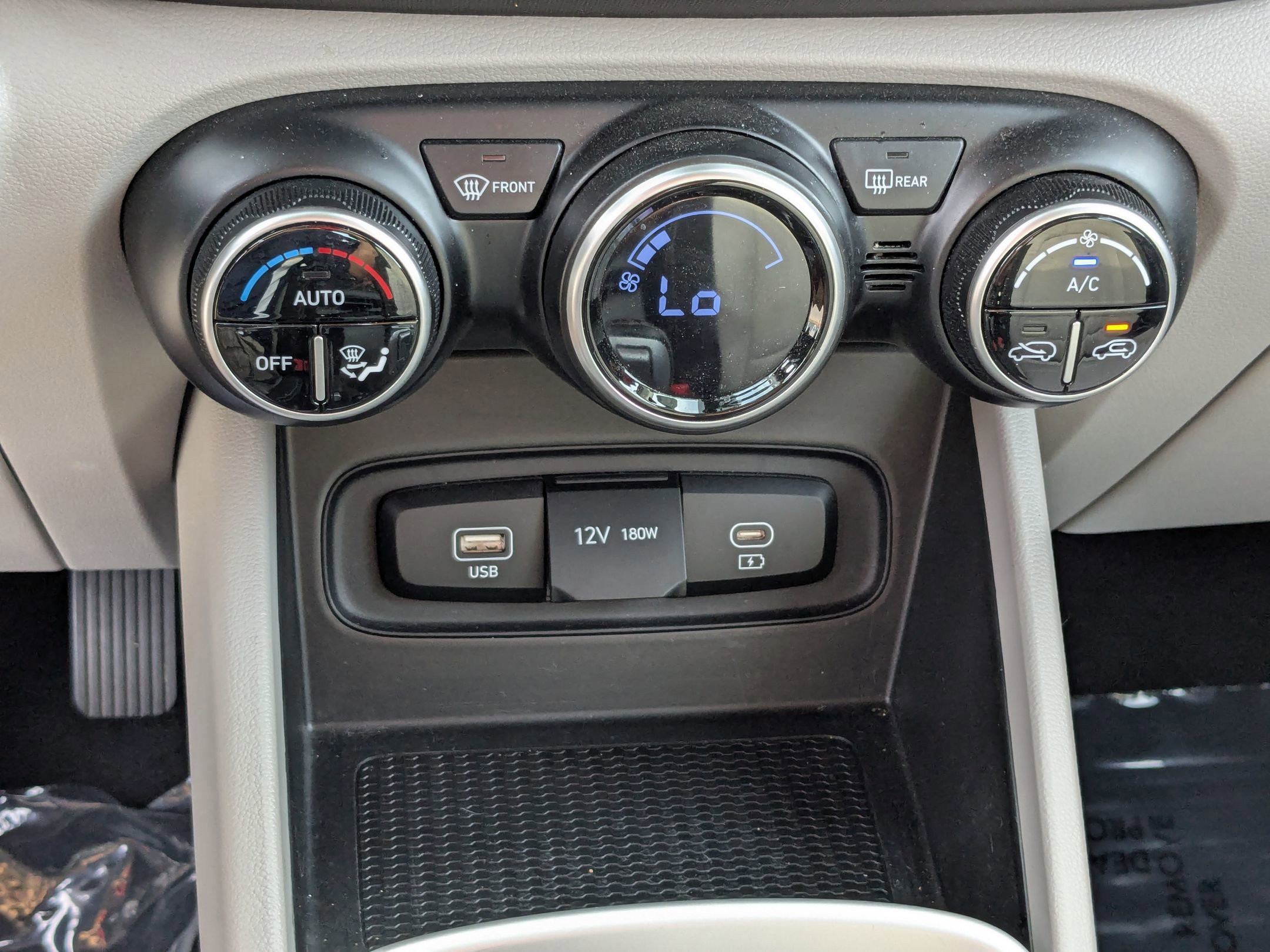 Used 2024 Hyundai Venue SEL FWD image 23