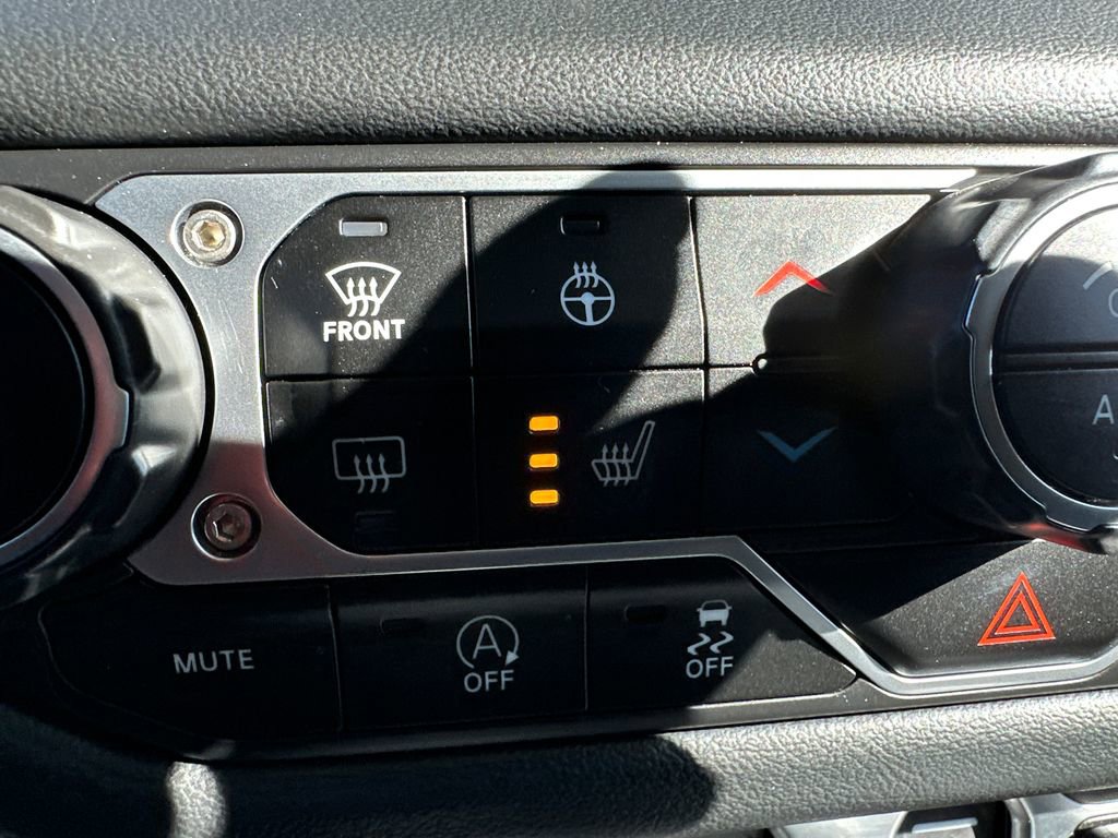 Used 2024 Jeep Wrangler Sahara image 30