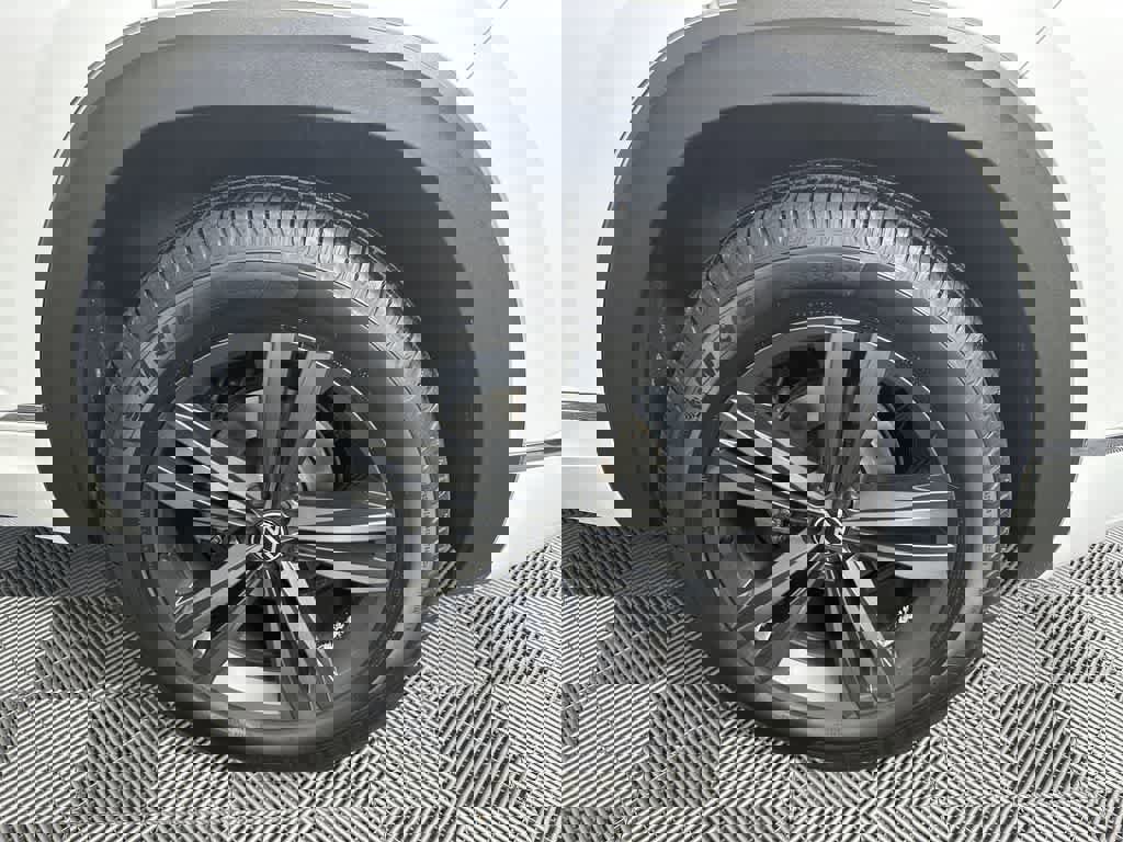 Used 2022 Volkswagen Atlas Cross Sport SEL R-Line image 31