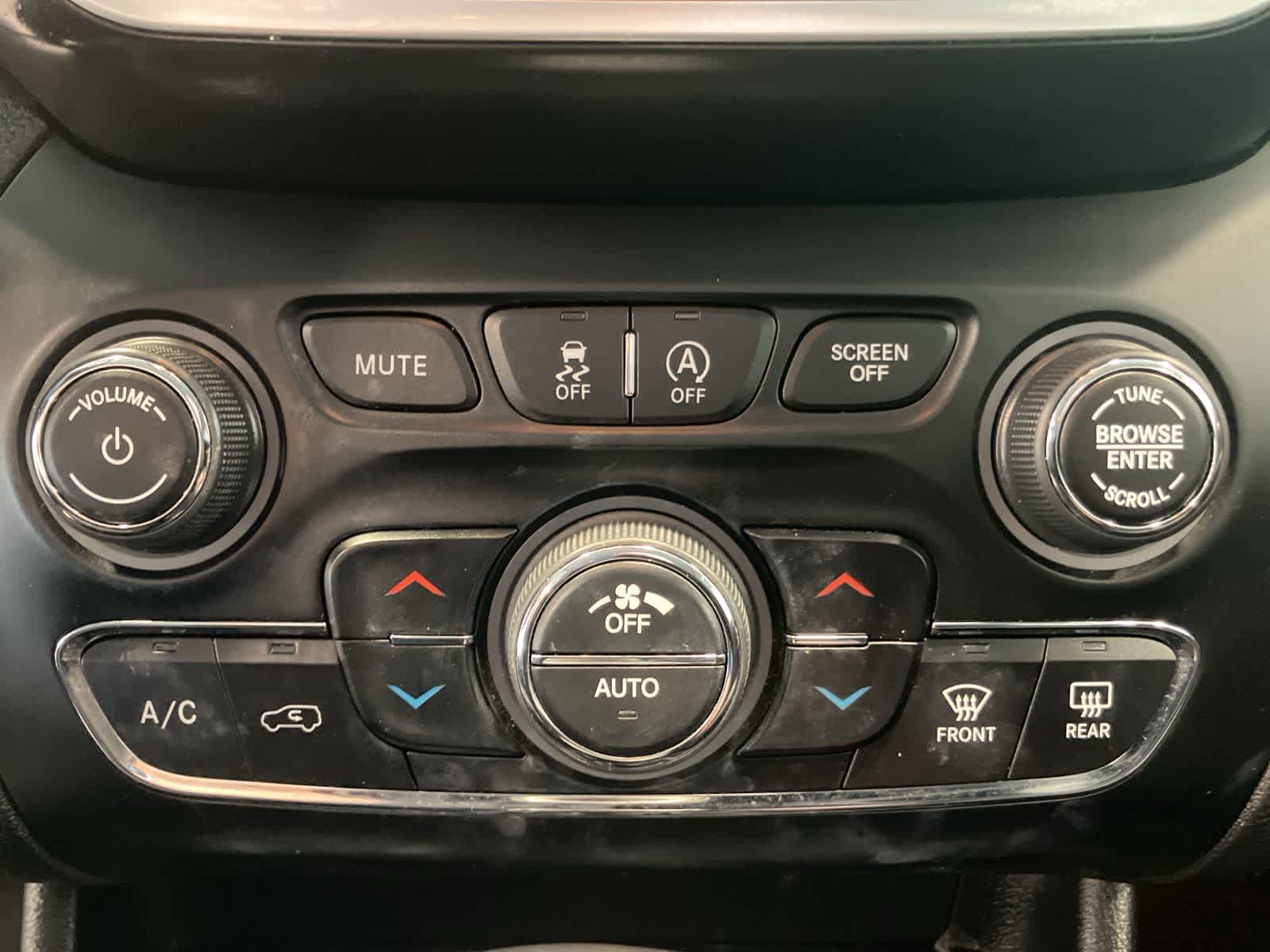 Used 2021 Jeep Cherokee Limited w/ Elite Package AWD/4WD image 17