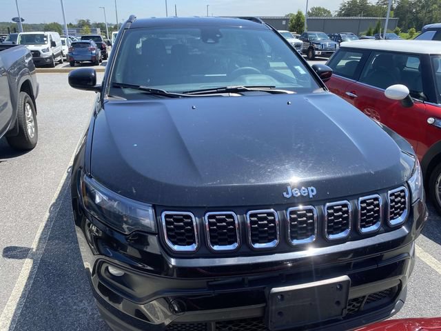 Used 2024 Jeep Compass Latitude AWD/4WD image 2
