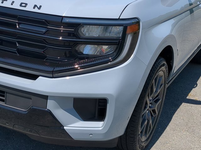 Certified 2025 Ford Expedition Max Platinum w/ Stealth Performance Package AWD/4WD image 10