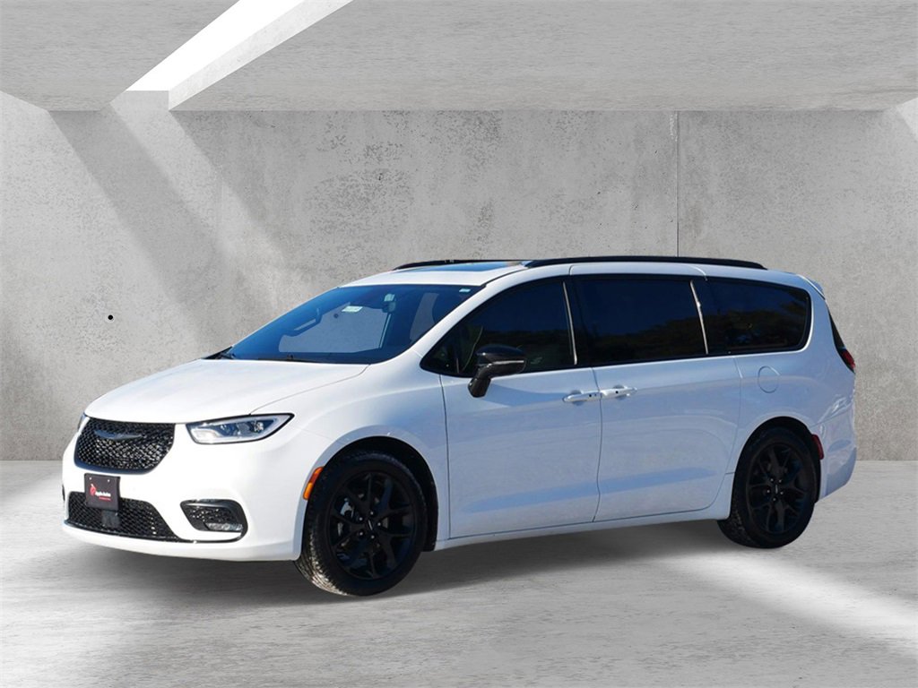 Used 2024 Chrysler Pacifica Limited w/ Uconnect Theater Family Group image 6