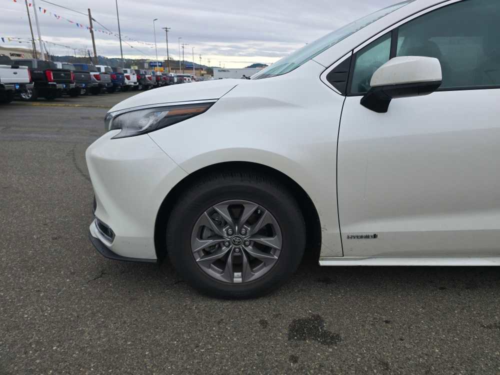 Used 2021 Toyota Sienna XLE image 19