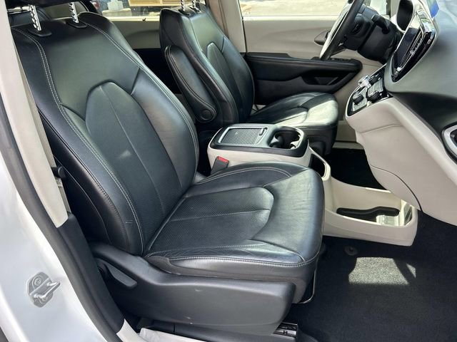 Used 2022 Chrysler Pacifica Touring-L FWD image 33