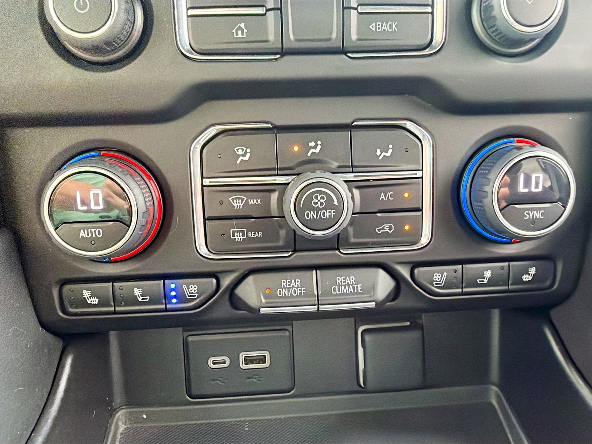 Used 2023 Chevrolet Tahoe Premier AWD/4WD image 25