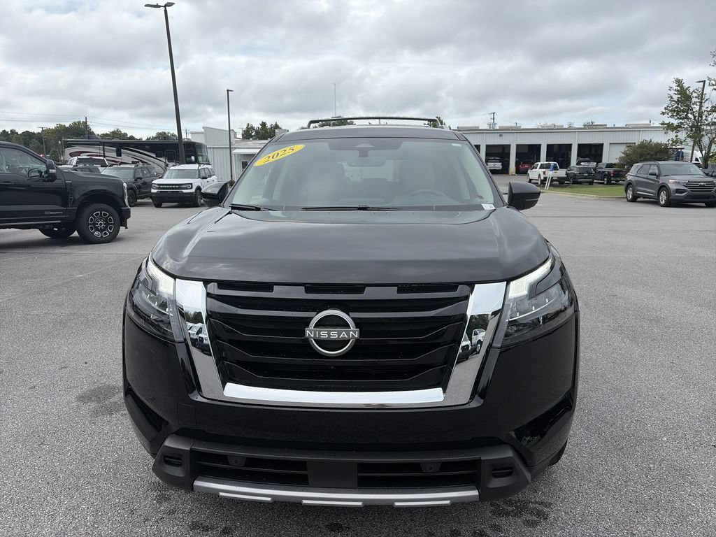 Used 2025 Nissan Pathfinder SL FWD image 10
