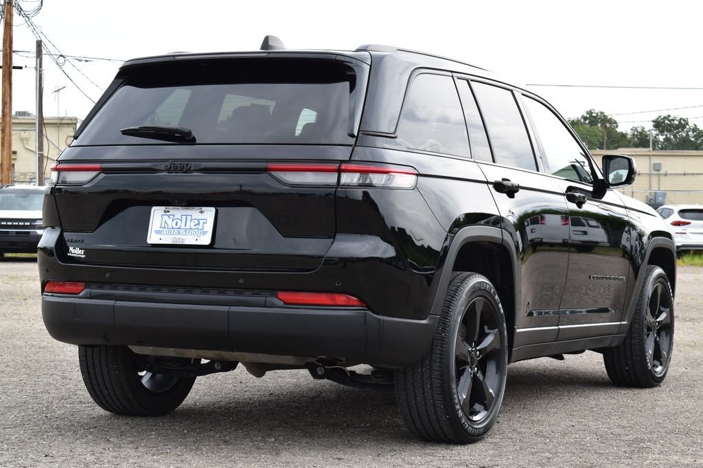 Used 2023 Jeep Grand Cherokee Altitude AWD/4WD image 7