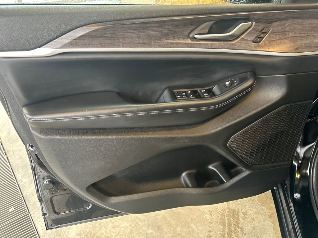 Used 2023 Jeep Grand Cherokee Limited w/ Luxury Tech Group II image 17