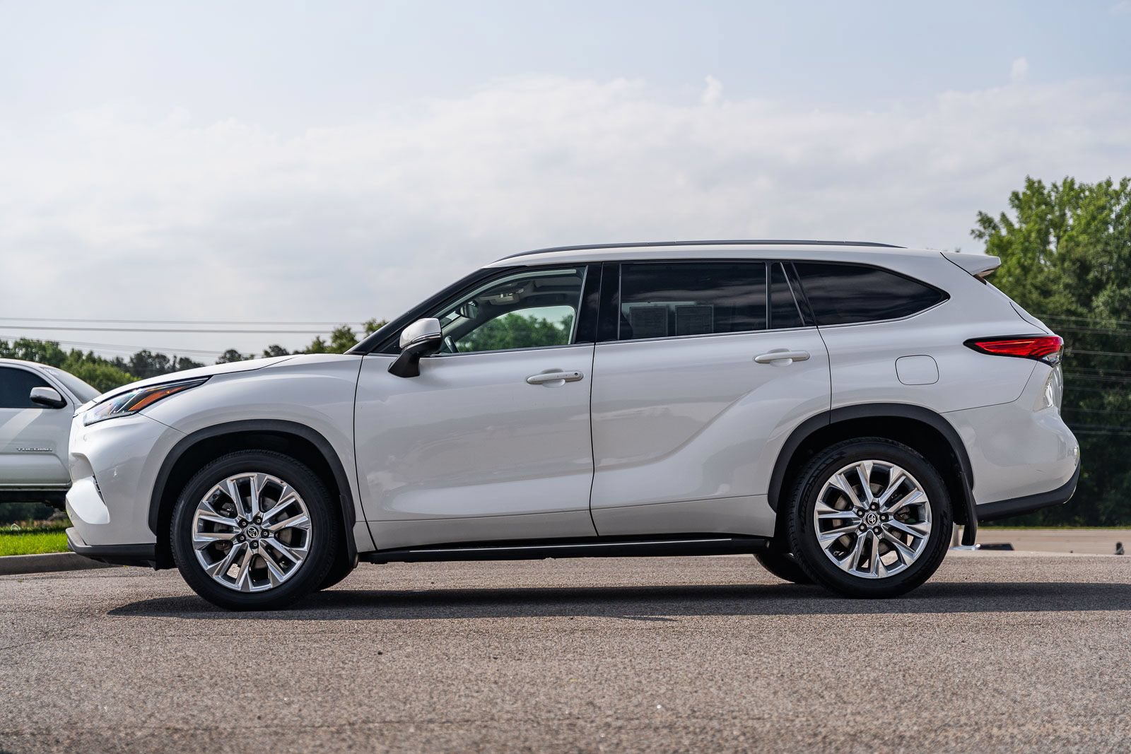 Used 2020 Toyota Highlander Limited FWD image 4